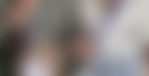 Momento di consegna delle borsine a un'infermiera del reparto di senologia