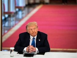 Chúng tôi từng điều hành CDC.* Chưa có tổng thống nào chính trị hoá khoa học của nó như Trump