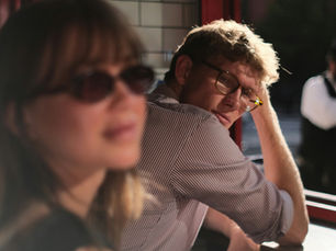Man en vrouw in een ongelukkige relatie. Veel mensen blijven in een relatie uit angst voor verlies, eenzaamheid of verlatingsangst.