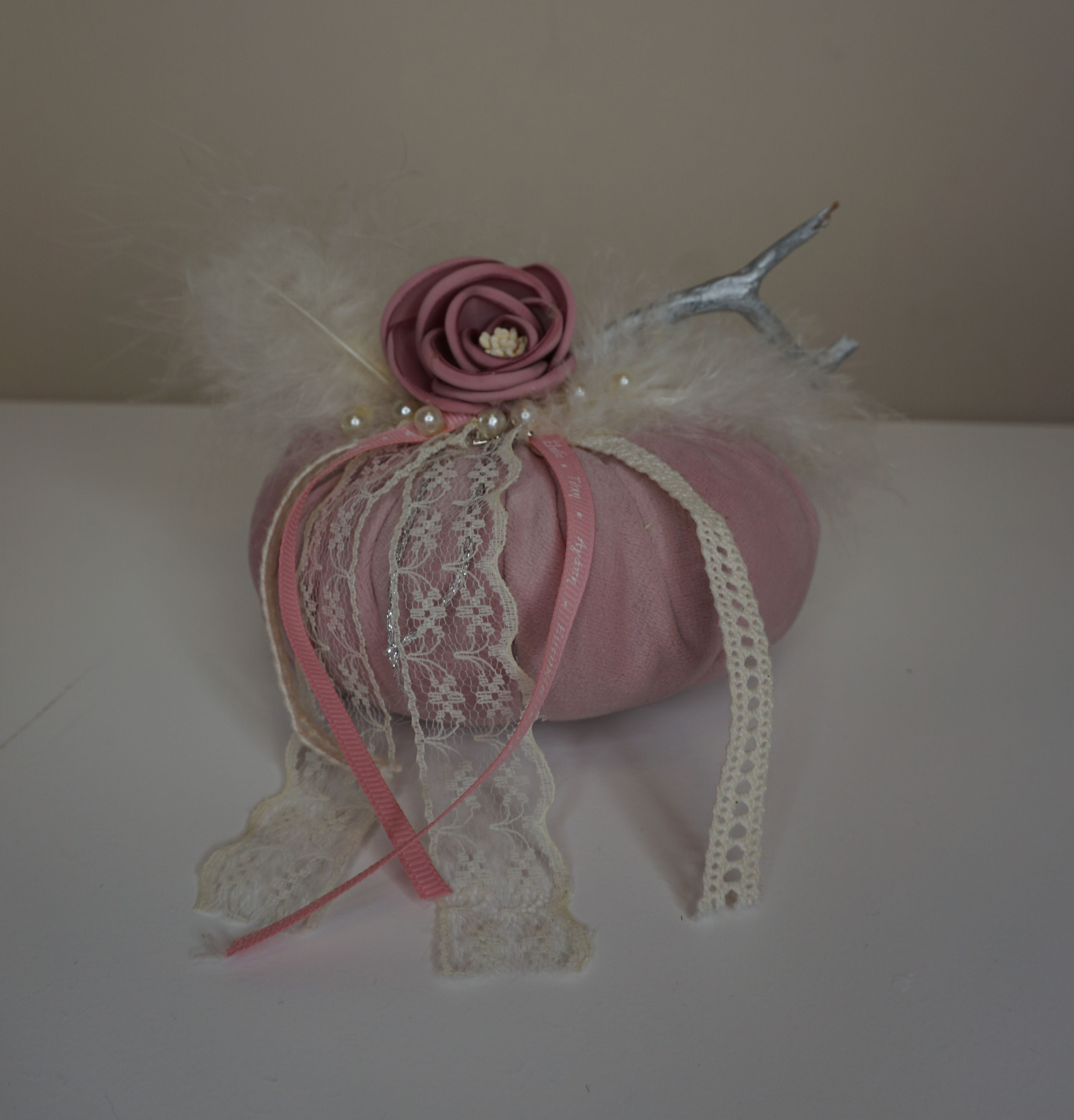 Βελούδινη, χειρoποίητη κολοκύθα-γούρι σε σάπιο μήλο