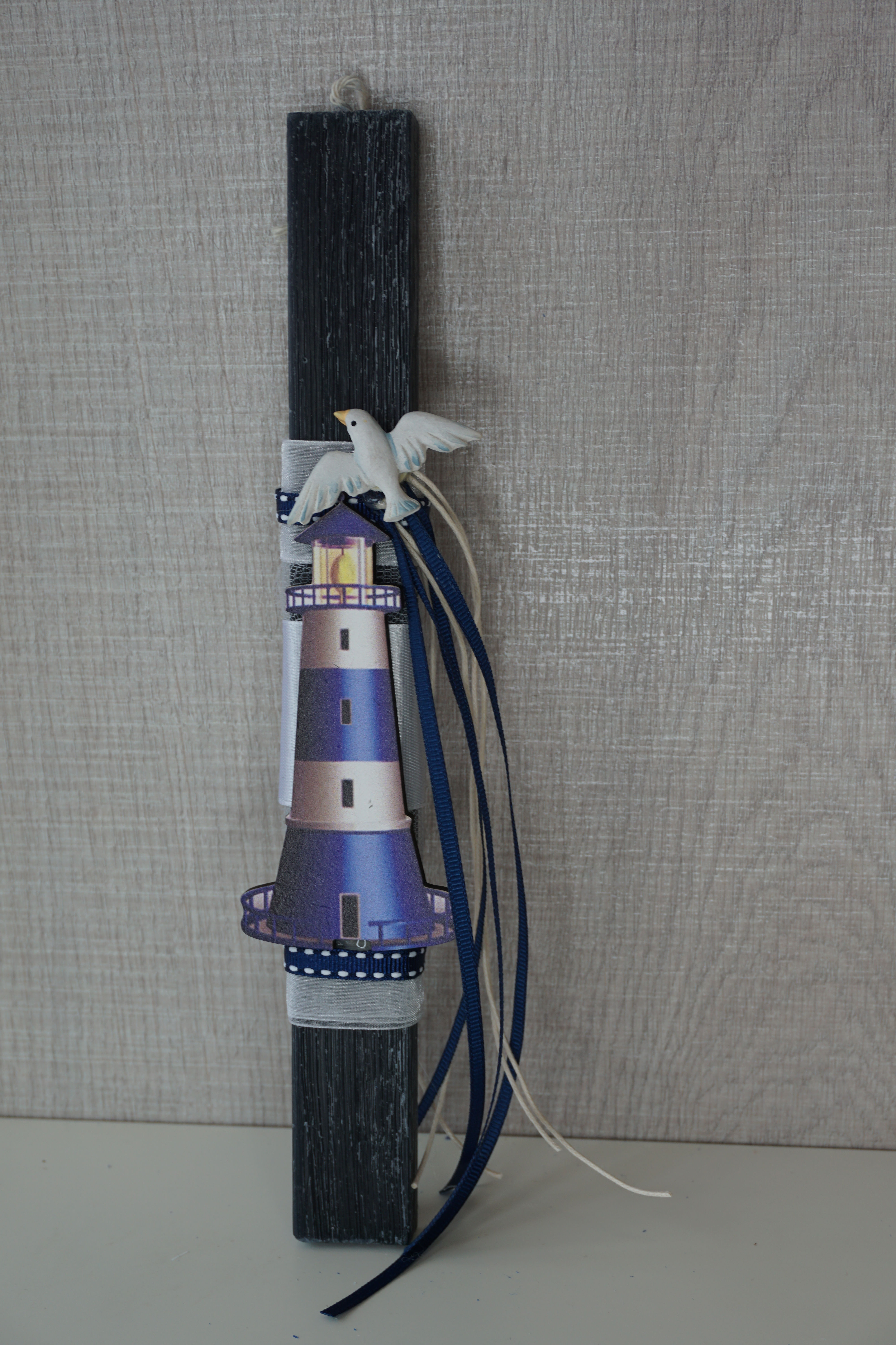 Μπλε-πλακέ πασχαλινή λαμπάδα με φάρο