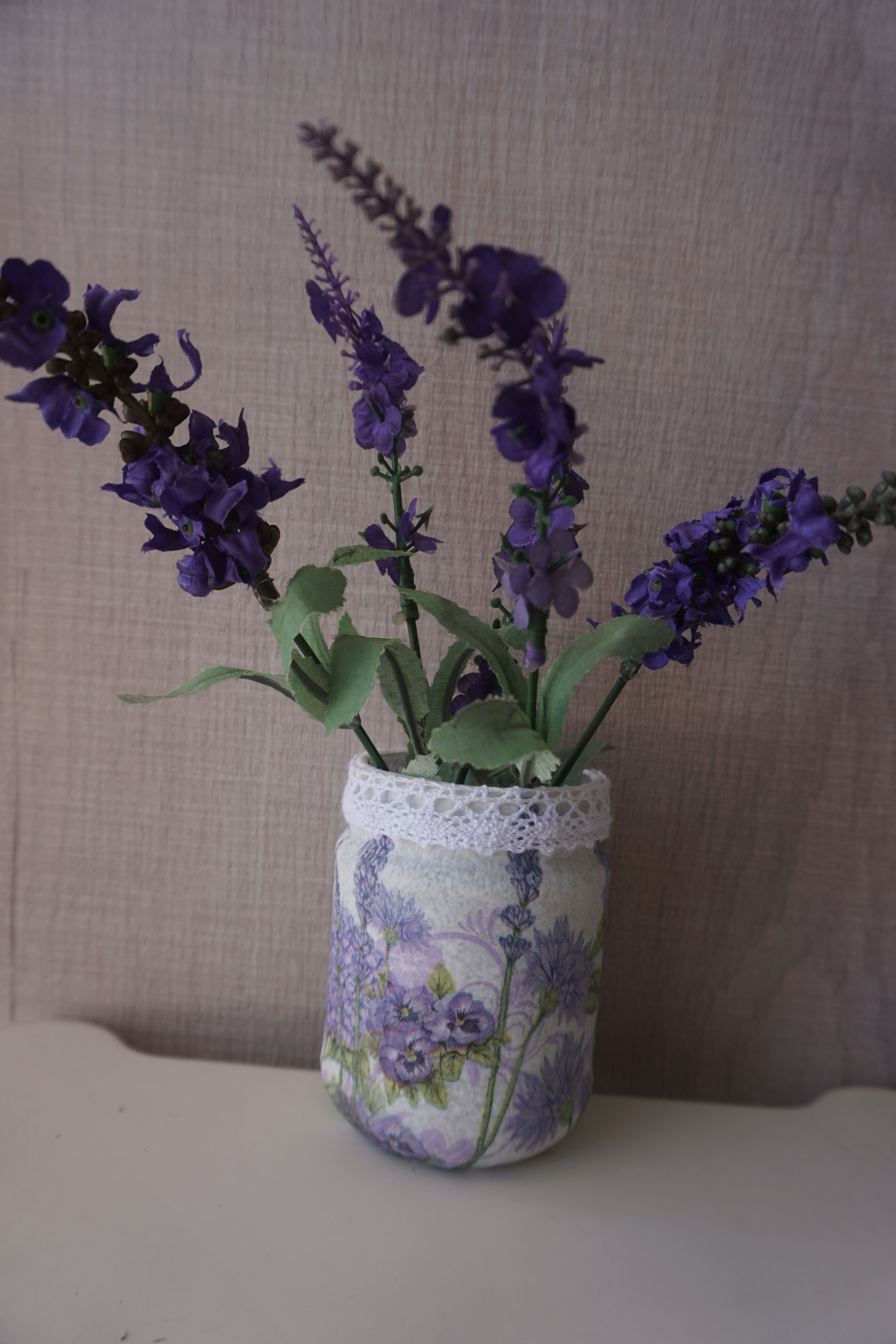 Χειροποίητο, γυάλινο μικρό βάζο με λουλούδια σε λιλά αποχρώσεις