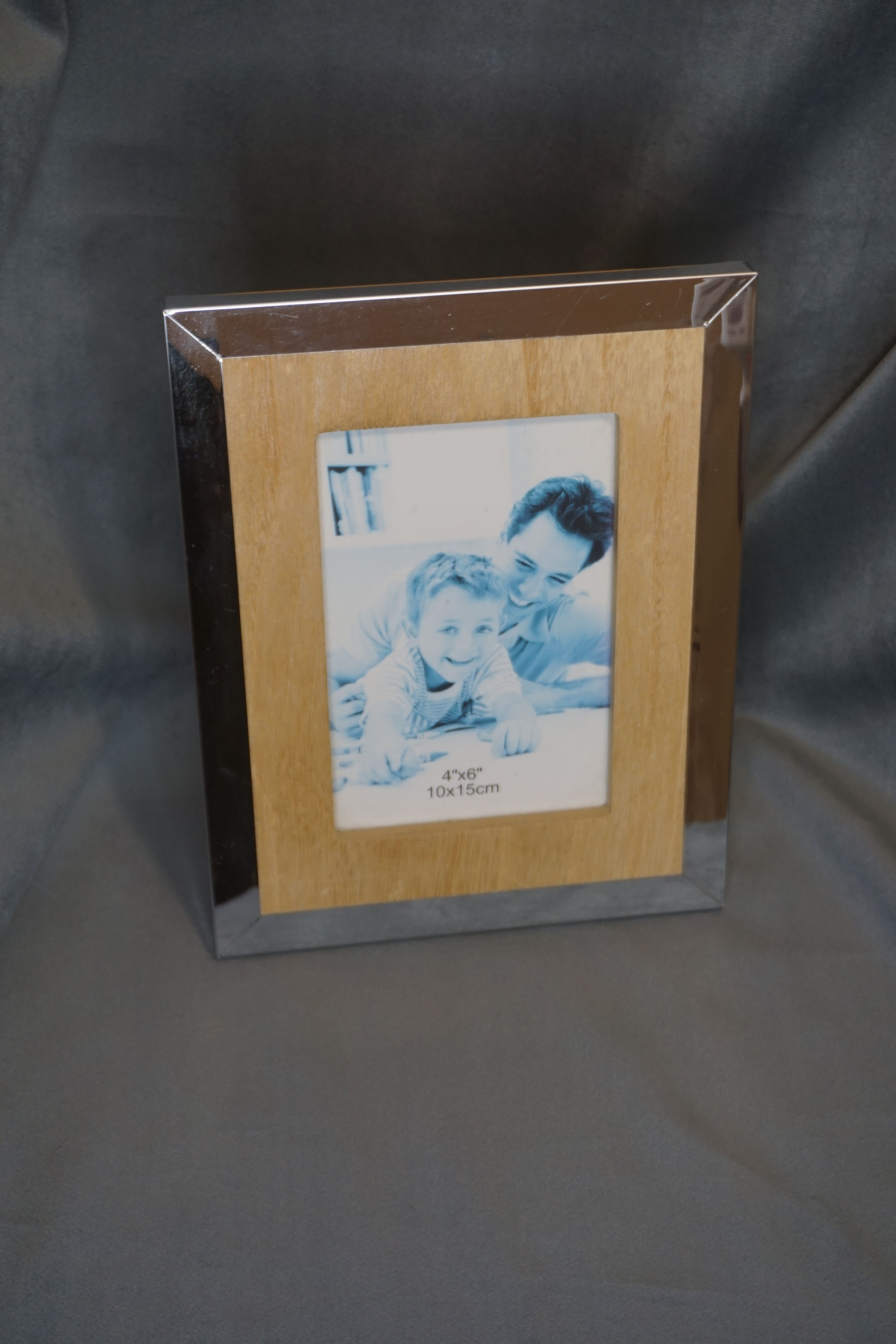 Κορνίζα ξύλινη με μεταλλικό περίγραμμα