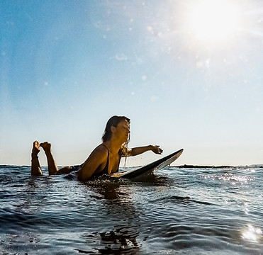 Frau auf einem Surfbrett in der Nordsee