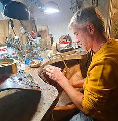 Stéphane Perelli – artisan joaillier français travaillant à son établi