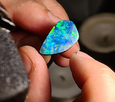 Opale doublet australienne naturelle – sélection manuelle sous lumière rasante