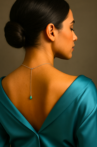 Femme de dos portant le collier ALLEGORIA, une goutte précieuse tombant délicatement le long de la colonne vertébrale, évoquant une constellation suspendue sur une peau nue.
