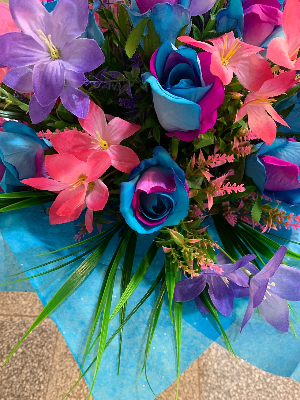Thumbnail: Large Gorgeous Stitch Roses Bouquet Florist Gift Box