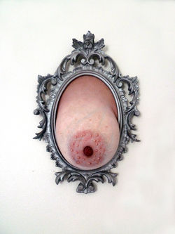 18,5x29,5cm, papier mâché enduit sur structure métallique et peinture acrylique.