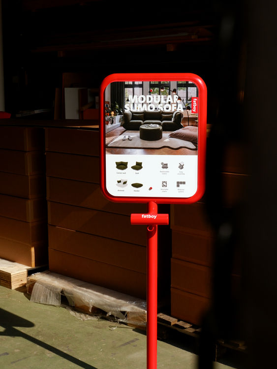 Chunky product displays voor Fatboy showrooms en retailers, met een opgeblazen vormentaal, grafische informatiepanelen en een centraal T-vormig element voor textielstalen.