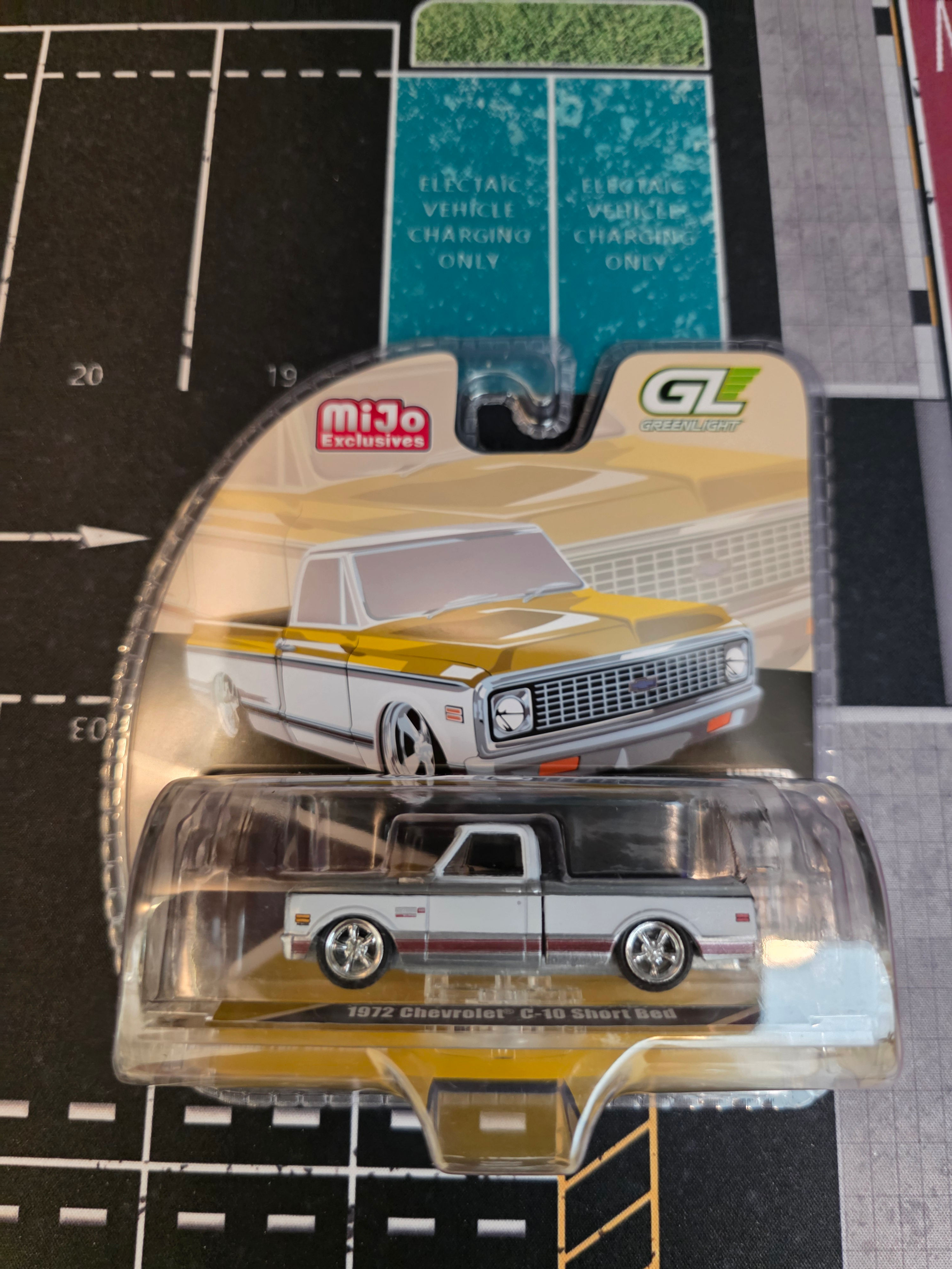 *Chase* Greenlight Collectibles 1:64 1972 Chevrolet C-10 Short Bed  Chrome Chase
