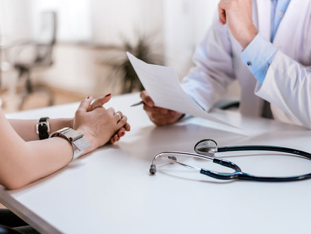 médico em atendimento sobre doença autoimune