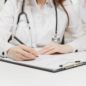 médica prescrevendo medicamentos