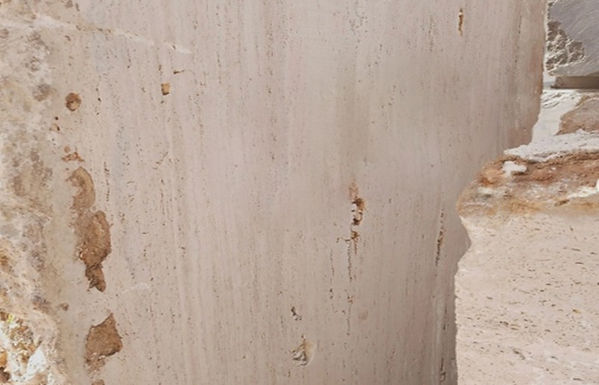 Variazioni naturali nei blocchi di travertino estratti a Tivoli