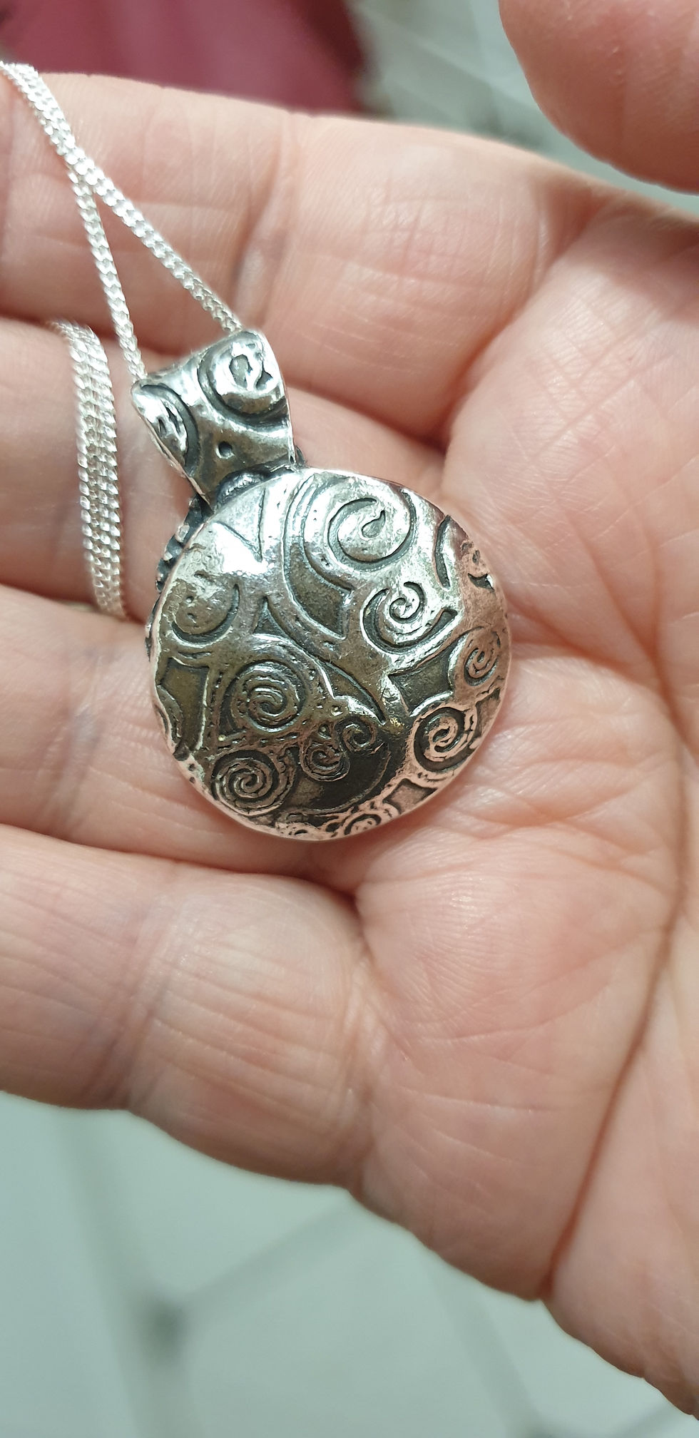 Thumbnail: Silver patterned abstract lentil with red CZ