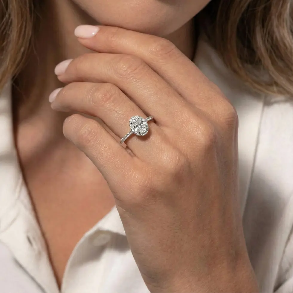 Bague de fiançailles pavée halo diamant 1.5 carats or blanc portée PIRMA Paris