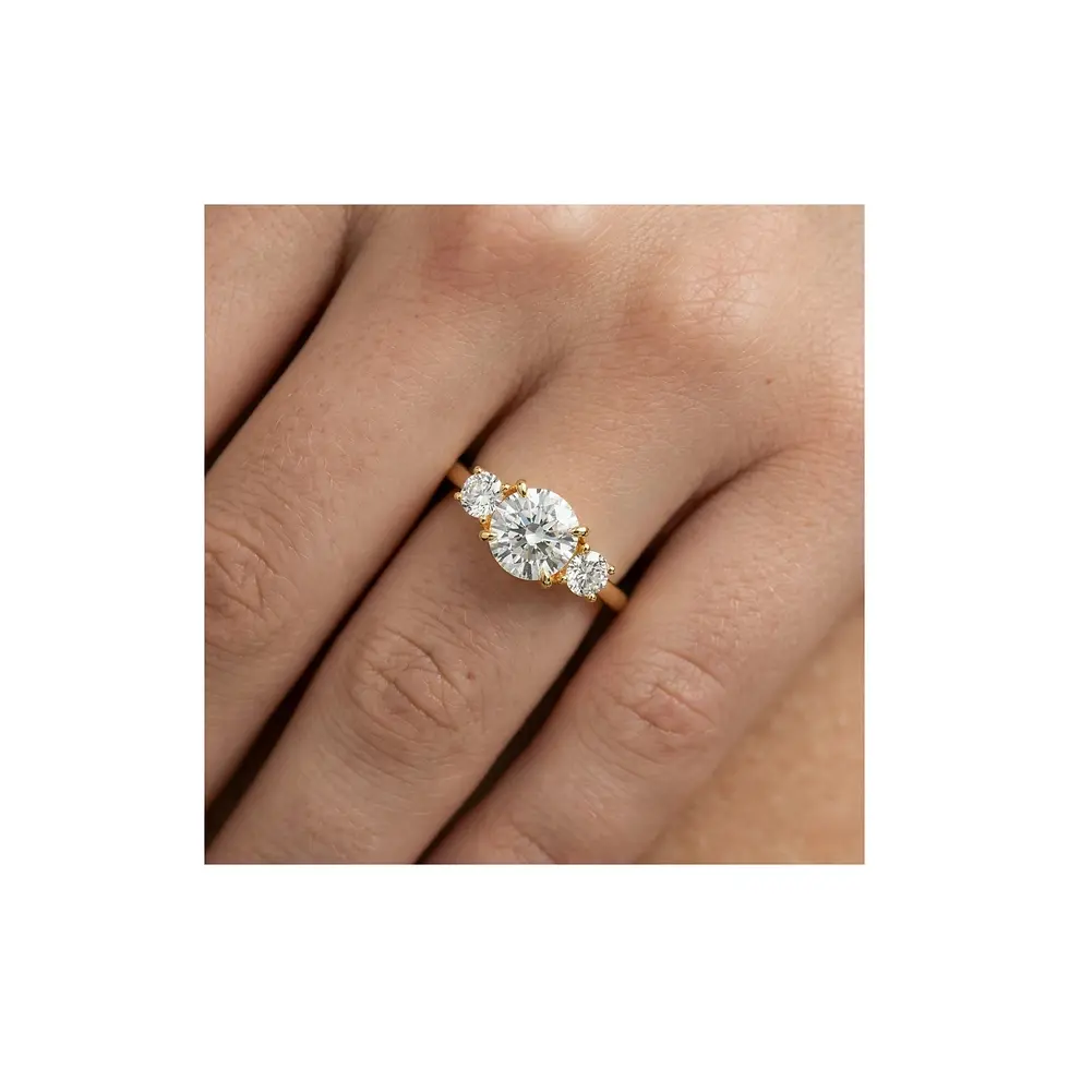 Bague de fiançailles trilogie diamants ronds or jaune portée PIRMA Paris