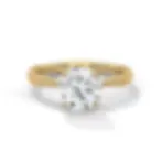 Bague de fiançailles entrelacée en or jaune avec diamant rond, vue de face - PIRMA Paris