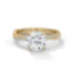 Bague de fiançailles diamant rond pavé entrelacé or jaune vue de face