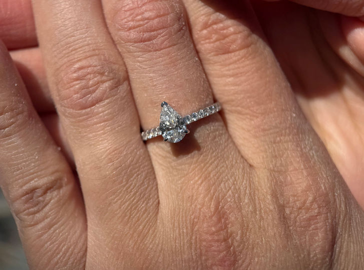 bague-de-fiancailles-pavee-diamant-poire-1.2ct-or-blanc-portee-main