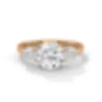 Bague de fiançailles trilogie rond accompagnée poire en or rose vue de face