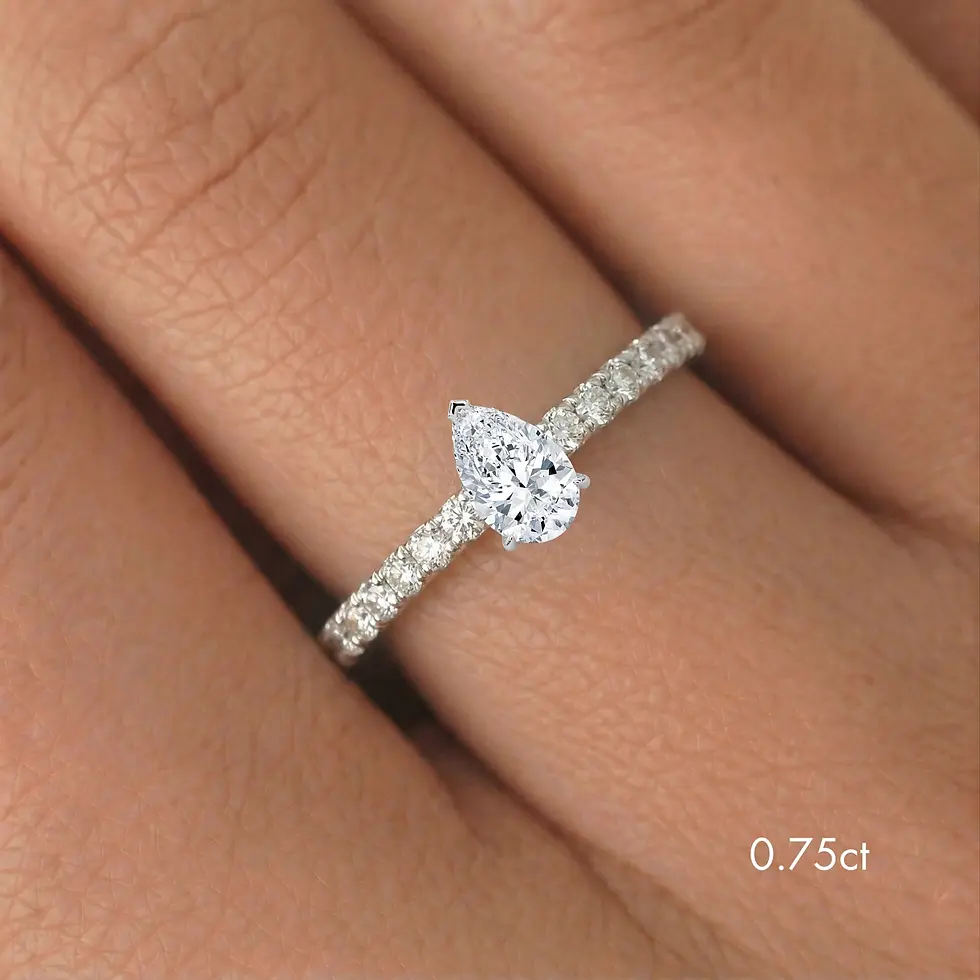 Miniature : Bague de fiançailles pavée diamant poire 0,75 carats or blanc portée PIRMA Paris