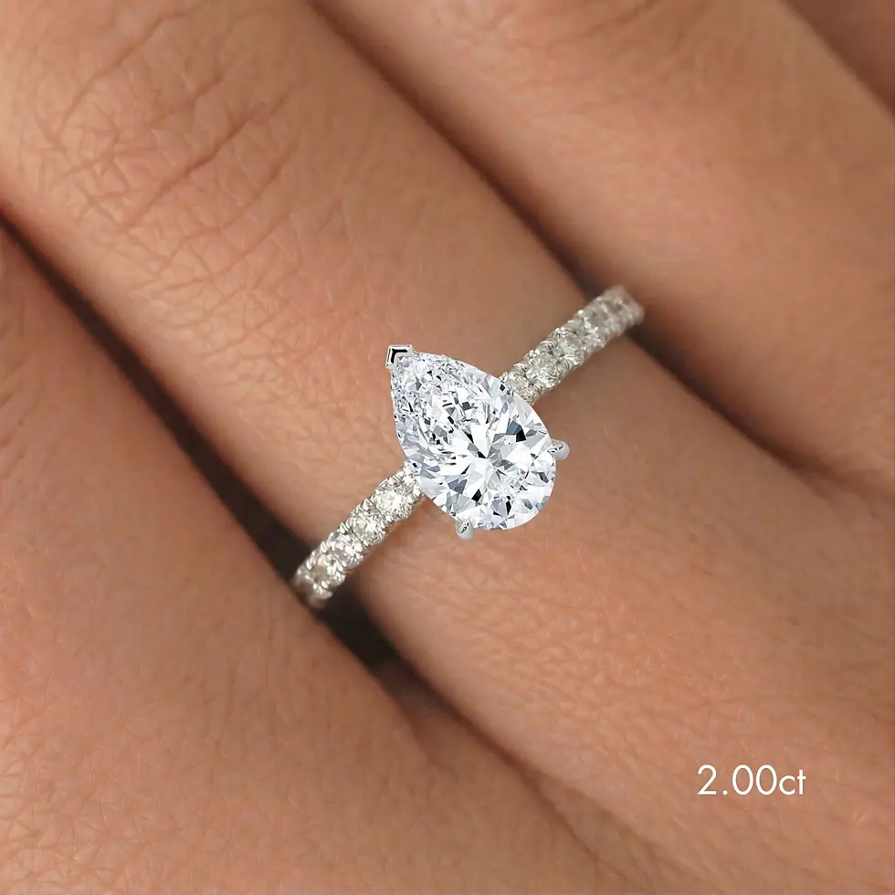 Miniature : Bague de fiançailles pavée diamant poire 2 carats or blanc portée PIRMA Paris