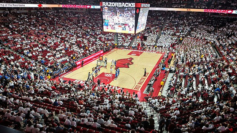 Kentucky_at_Arkansas_basketball_2016,_001.jpg