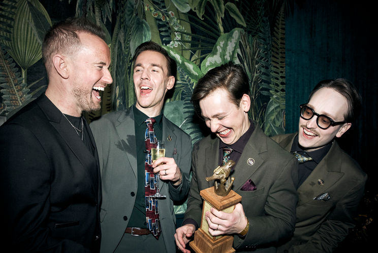 
Den finska komikergruppen Kaj firar Bara bada bastus seger i Melodifestivalen. Firandet besöktes bland annat av den låtskrivaren och producenten Anderz Wrethov. Sveriges representant i Eurovision Song Contest.