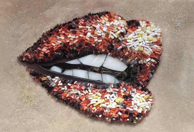 Aline Périsse - Mosaline - Montauban Mosaïque 
Des fragments de verre, symbolisant l'éclat de la vie, à l'image des émotions et des désirs que représente la bouche.
