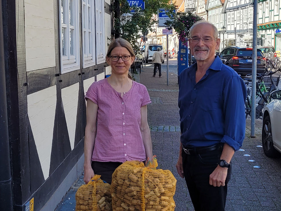NAJU-Regionsbetreuerin Petra Krebs und Torsten Schoeps (Foto Torsten Schoeps, Selbstauslöser) bei der Übergabe an die NABU - Geschäftsstelle Celle.