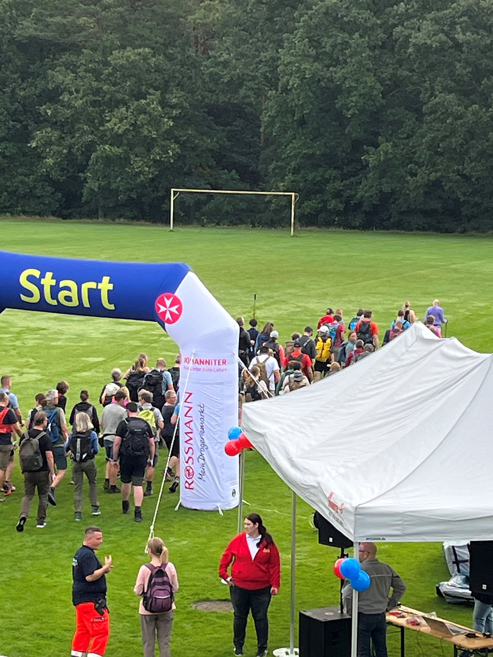 Auf geht`s durch die Heide: Start des Johanniter-Heidewanderns in 2025. ©Johanniter/Frauke Engel