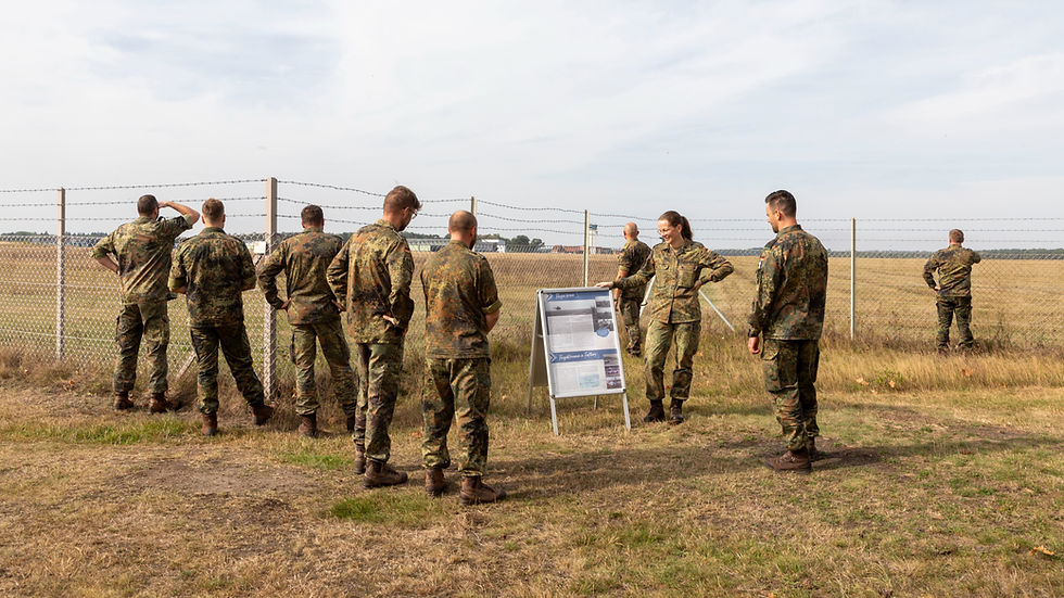 Menschen in Uniform auf Feld