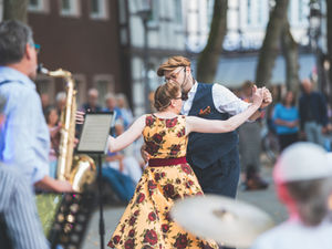 Paar tanzt Swing auf dem Brandplatz in Celle, Brandplatz goes Tanzplatz, Street and Art Celle