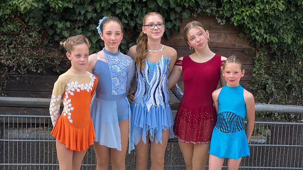 Fünf Mädchen in hübschen Trikots