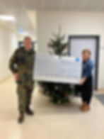 Oberstleutnant Heinz von der Truppenübungsplatzkommandantur u. Nina Kollenberg-Buhr, Leitung der Kita Konfetti bei der Spendenübergabe. Foto: Stadt Bergen