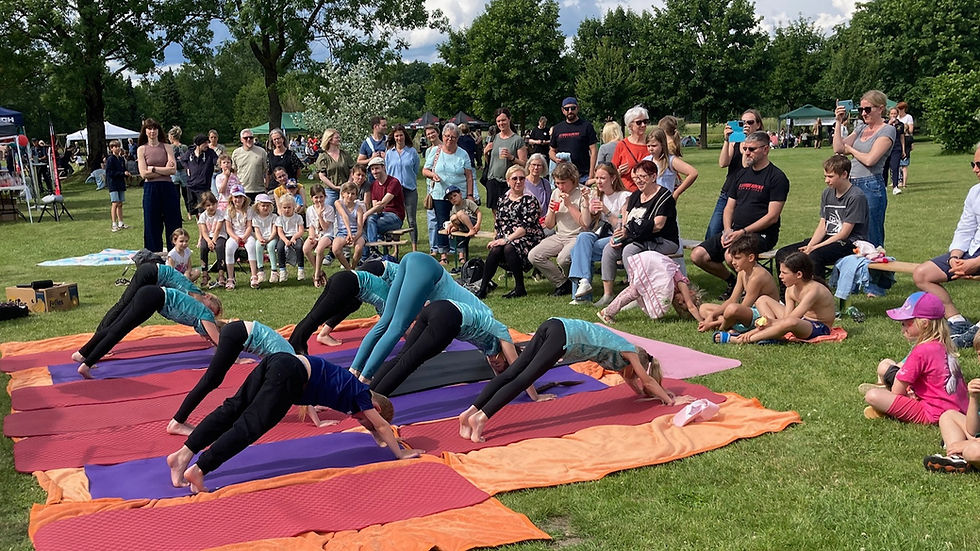 Yoga-Gruppe unter der Leitung von Regine Genießmer von der Grundschule Eicklingen. Foto: KESS