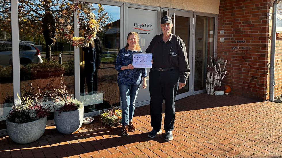 Zwei Menschen mit Scheck