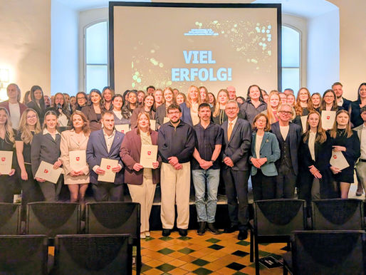 Mehr als 70 neue Justizfachwirtinnen und Justizfachwirte feiern ihren Abschluss