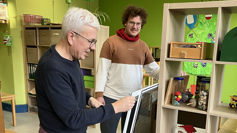 Zwei Männer betrachten Gitterrahmen