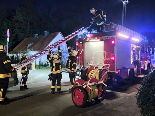 Brand auf Herd: Feuerwehr und Rettungsdienst im Einsatz