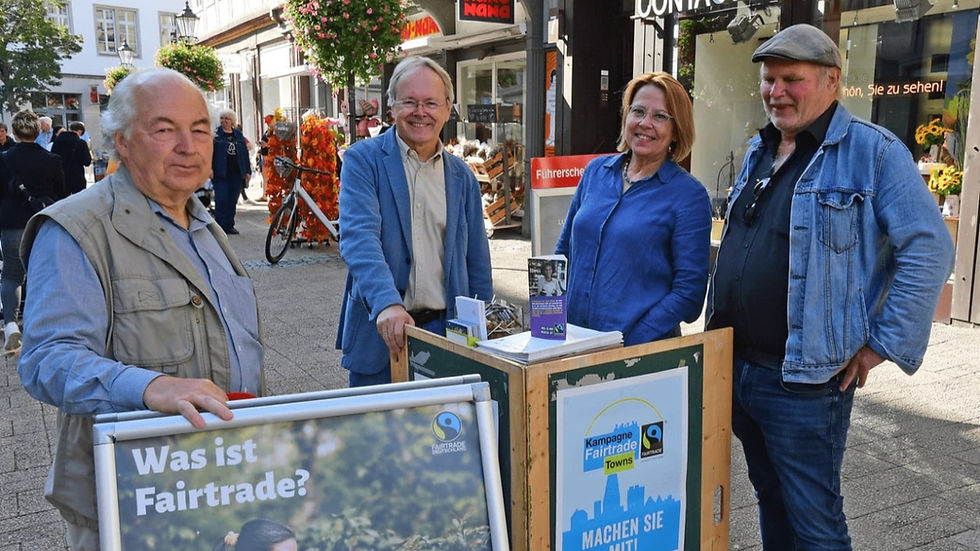 Drei Menschen mit Aufstellern