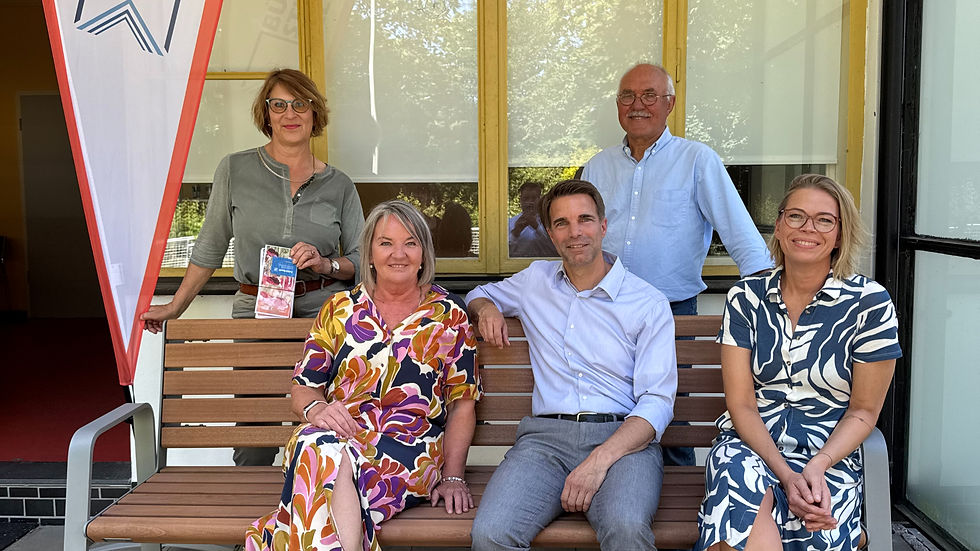 Nahmen schon einmal Platz auf der neuen Zuhörbank (von links): Eva Stork, Martina Fragge, Vorsitzende Bürgerstiftung, OB Dr. Jörg Nigge, Erwin Prehn und Katja Rautenberg. Foto: Stadt Celle