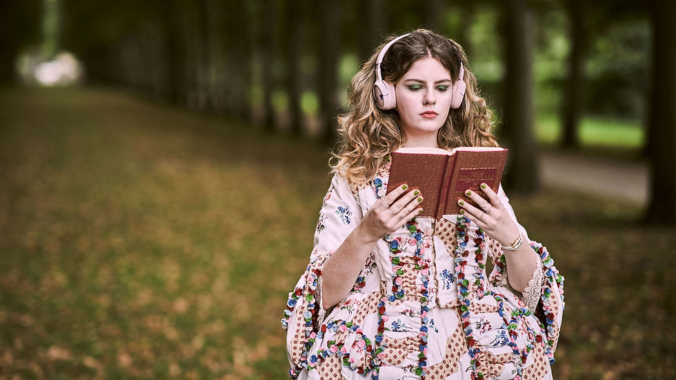Eine junge Frau mit Buch