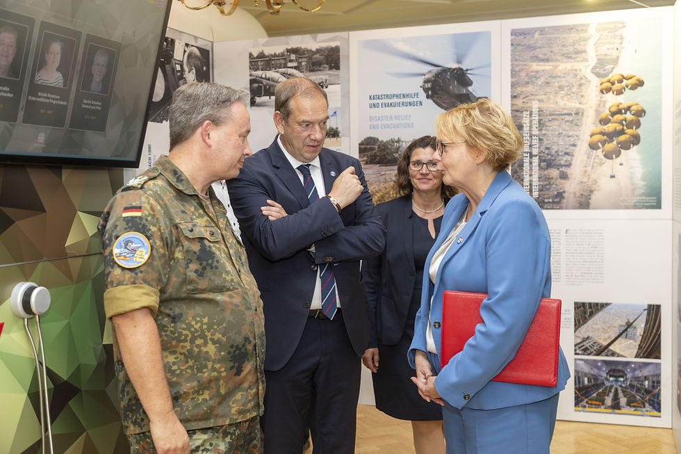 Führung durch die Ausstellung 70 Jahre Luftwaffe: Oberstleutnant Thomas Schmitz mit Wehrbeauftragtem Henning Otte, Bürgermeisterin Kerstin Speder und Ministerin Daniela Behrens (v.l.). Foto: Carsten König
