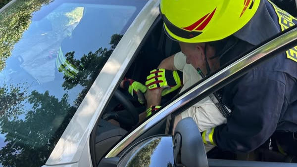 Feuerwehrmann an Autotür