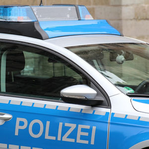 Nach einem räuberischen Diebstahl greift der Täter Polizeibeamte an