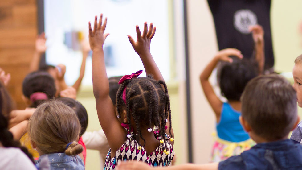 Kinder strecken Hände in die Höhe