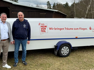 Rund 11.000 Euro für die Dachsanierung der Segelflugzeughalle