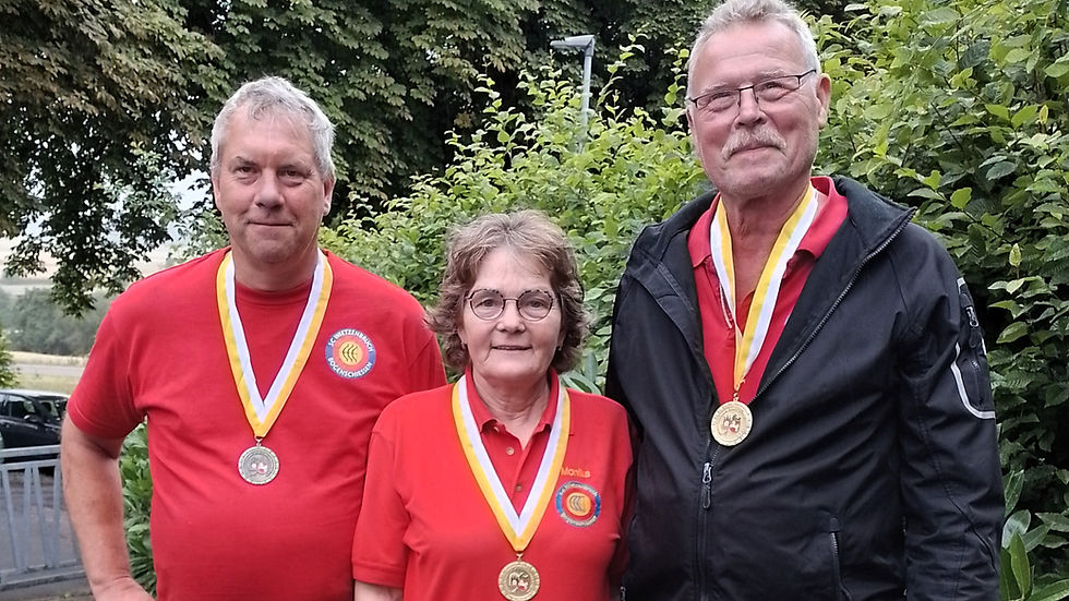 Drei Menschen mit Medaille